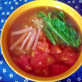 トマトとレタスとハムの味噌ラーメン